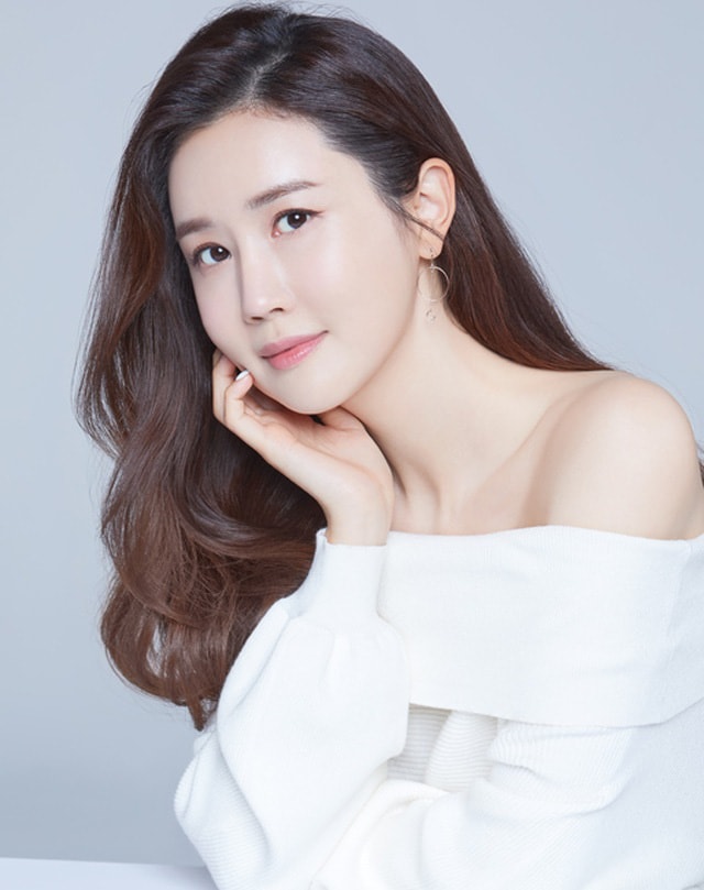 het thoi my nhan lee da hae livestream ban my pham gia re hinh 5