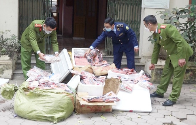 lao cai lien tiep bat giu cac lo thit dong lanh va noi tang khong ro xuat xu hinh 2