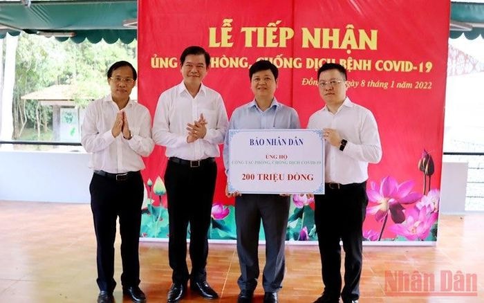 bao nhan dan trao tang 200 trieu dong ho tro tinh dong nai phong chong dich covid 19 hinh 1