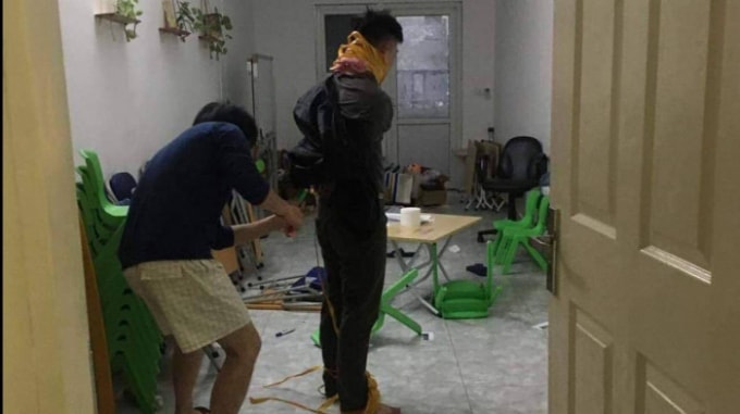 ba ke la mat dot nhap chung cu troi chu nha cuop dien thoai di dong hinh 1