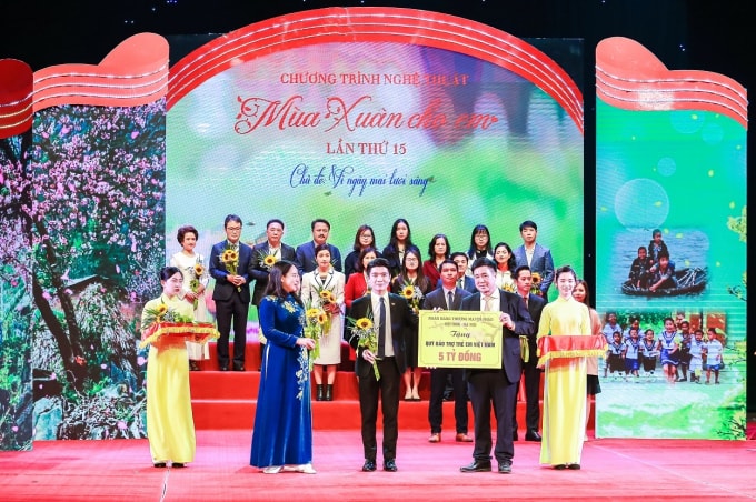 chia se yeu thuong shb tiep tuc ho tro tre em co hoan canh kho khan tren ca nuoc hinh 2