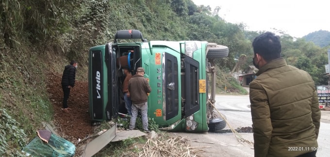 bac kan xe dau keo bi lat tai xe mac ket trong cabin hinh 1