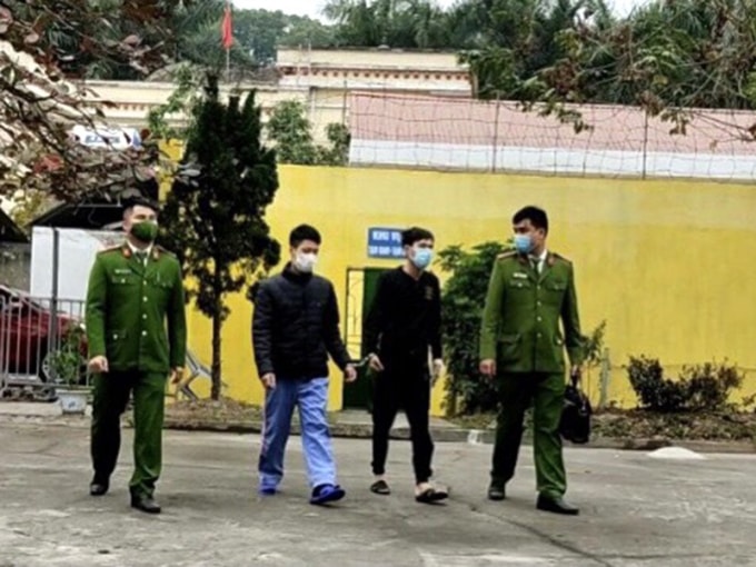 ga trai gia lam phu nu cung dong bon dung sung nhua de cuop xe taxi hinh 1