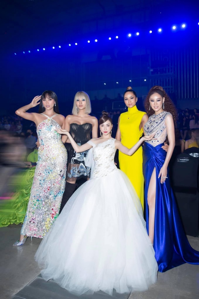 hoa minzy va nhung lan do dang ben dan chan dai cua showbiz viet hinh 5