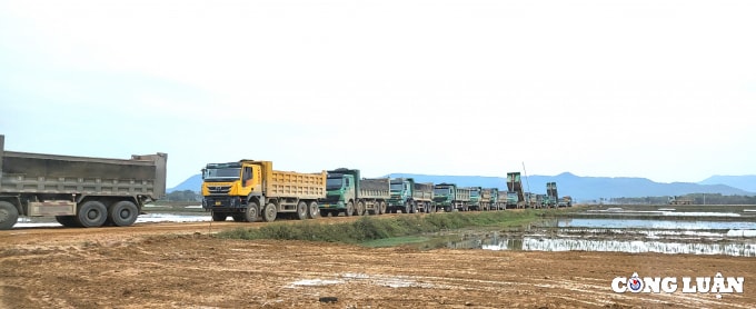 thanh hoa cong an dang dieu tra vu mot nguoi chet khi dua xe vao muc dat hinh 2