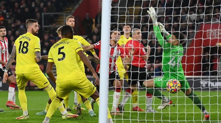 southampton vui dap brentford o tran da bu vong 18 ngoai hang anh hinh 1