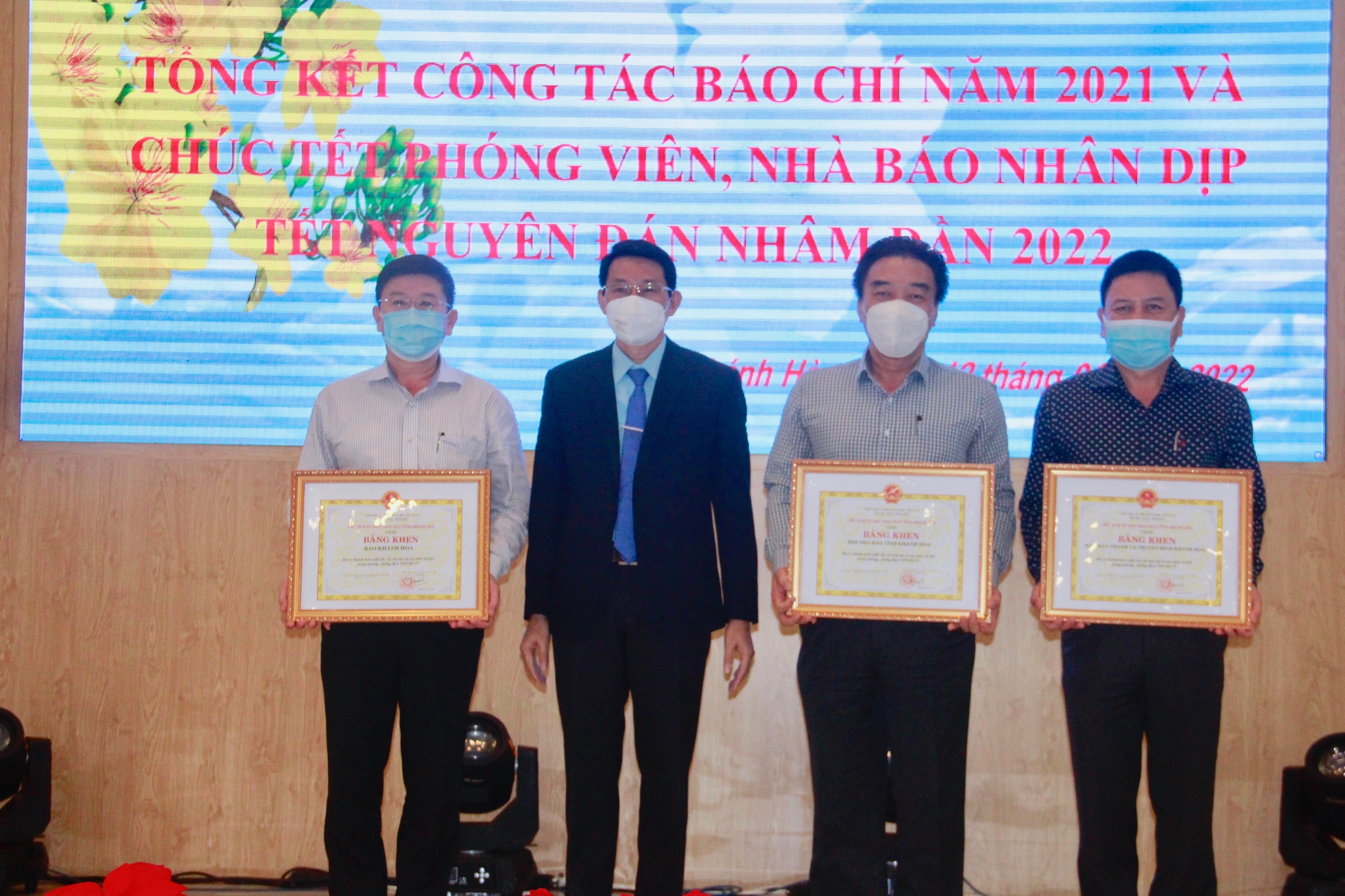 khanh hoa khen thuong dong vien nhieu co quan bao chi va hoi nha bao tinh hinh 1