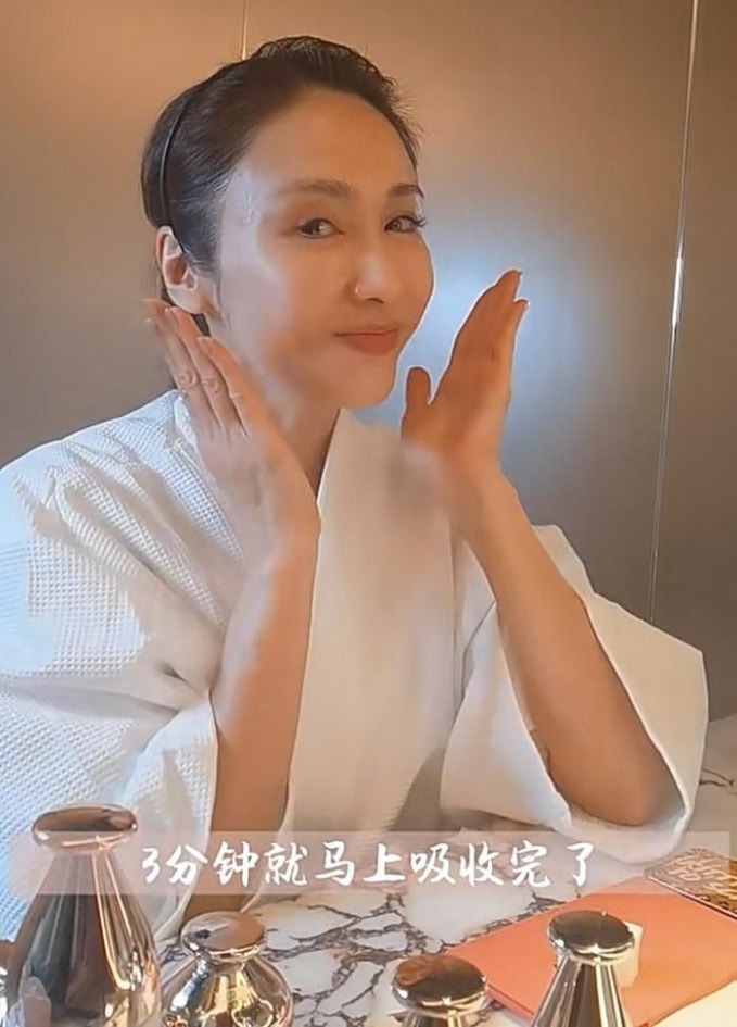 de nhat my nhan tvb le tu gay soc voi khuon mat do cung hinh 1