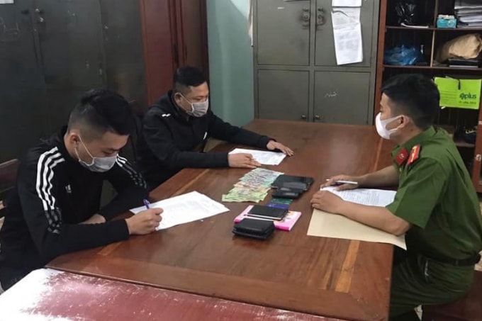 bat giu 2 doi tuong cho vay lai nang toi gan 400 nam hinh 1