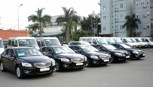 thi truong thue xe o to tu lai tai ha noi soi dong dip cuoi nam hinh 1