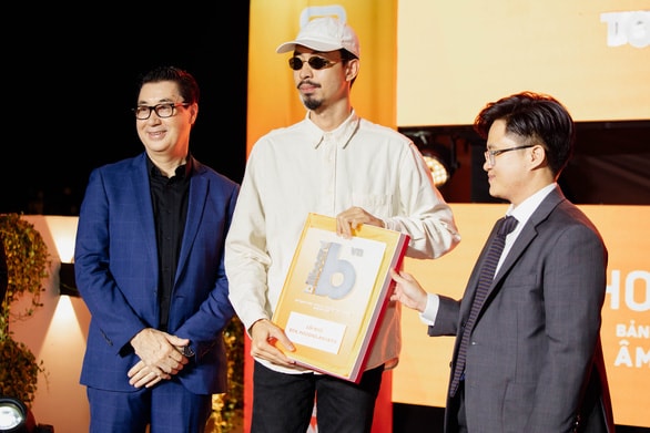 den vau dan dau billboard vietnam voi mang tien ve cho me hinh 1