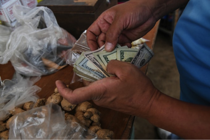 dung in tien mat venezuela cham dut dot sieu lam phat keo dai 4 nam hinh 1