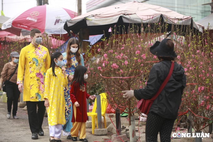 ha noi nhon nhip nguoi dan di cho tet choi xuan ngay cuoi tuan hinh 11