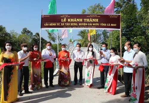hoi nha bao tphcm tang cau giao thong nong thon va qua tet cho nguoi dan ca mau hinh 1