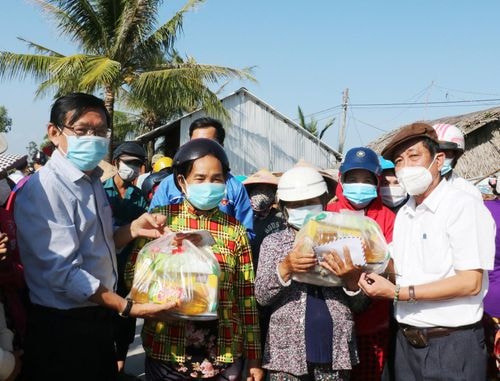 hoi nha bao tphcm tang cau giao thong nong thon va qua tet cho nguoi dan ca mau hinh 2