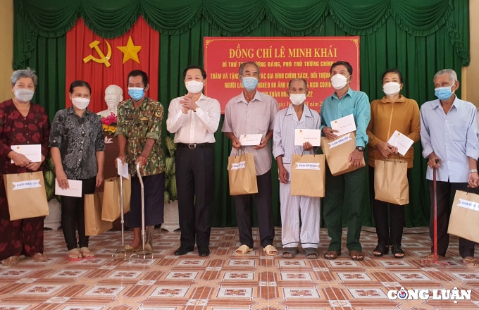pho thu tuong chinh phu le minh khai tham va tang qua cho cac gia dinh kho khan tai bac lieu hinh 1