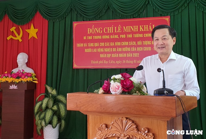 pho thu tuong chinh phu le minh khai tham va tang qua cho cac gia dinh kho khan tai bac lieu hinh 2
