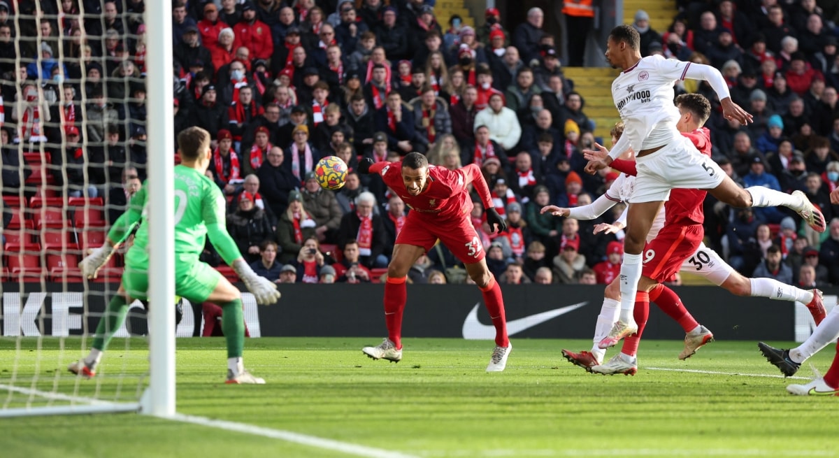 danh bai brentford liverpool chiem vi tri thu 2 cua chelsea hinh 2