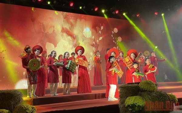 nguoi dan tp ho chi minh choi tet som tai le hoi tet viet 2022 hinh 1