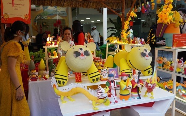nguoi dan tp ho chi minh choi tet som tai le hoi tet viet 2022 hinh 2