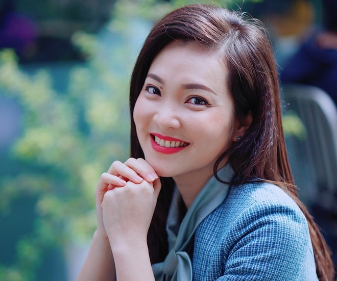 nhan sac cua nu btv nguoi thay hoai anh dan thoi su 19h hinh 5