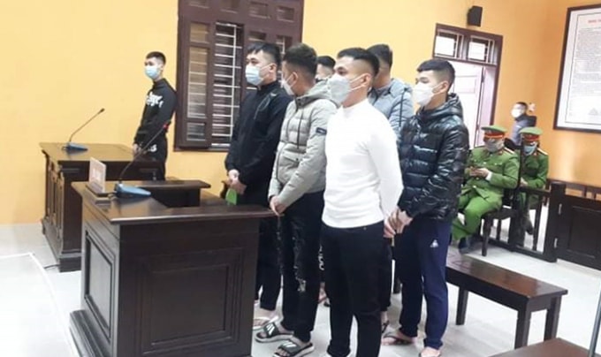 nhom giang ho nem chat ban dat vong hoa vao nha dan linh an hinh 1