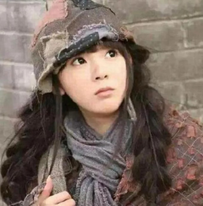 nhung sao nu hoa ngu van xinh dep trong vai dien ngheo kho rach ruoi hinh 3