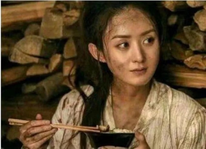 nhung sao nu hoa ngu van xinh dep trong vai dien ngheo kho rach ruoi hinh 2