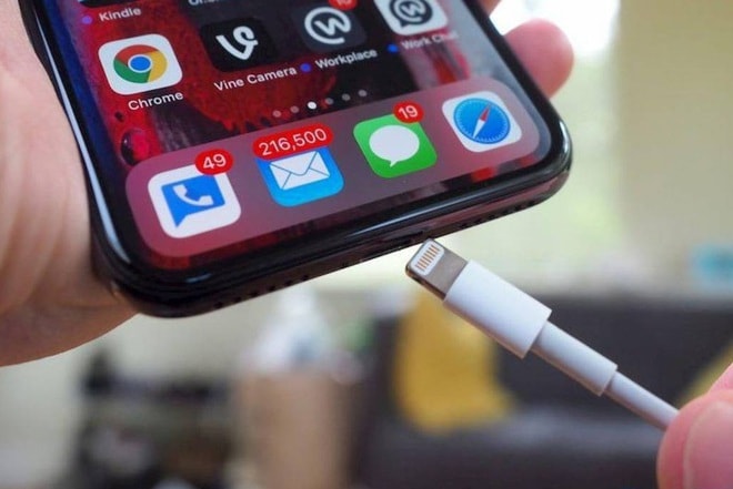 apple co the se phai loai bo cong sac lightning doc quyen cho iphone hinh 1
