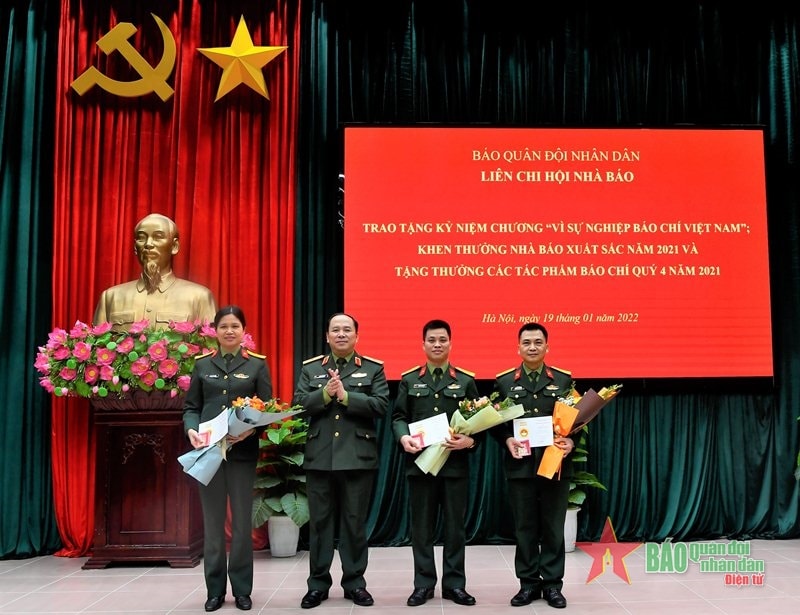 bao quan doi nhan dan trao tang ky niem chuong vi su nghiep bao chi viet nam hinh 1