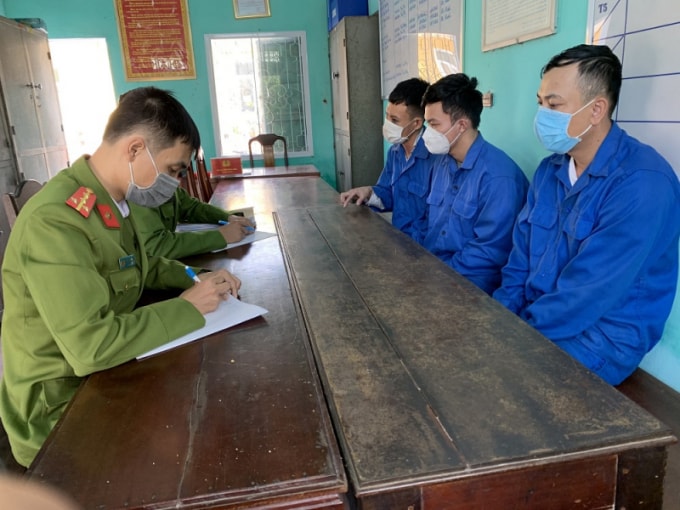 bat giu nhom doi tuong khong che giam long nguoi dan de doi no hinh 1