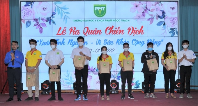 hang tram sinh vien y khoatinh nguyen tham gia chong dich xuyen tet hinh 2