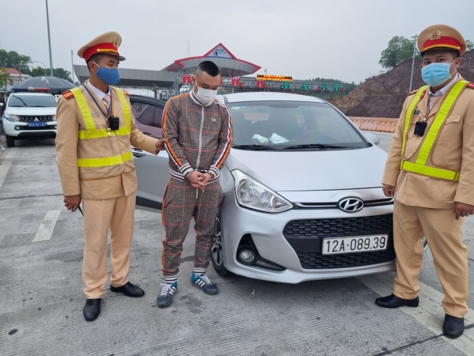 doi tuong van chuyen hon 2000 vien ma tuy tong hop bi phat hien hinh 1