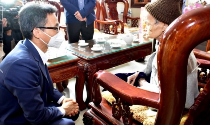 pho thu tuong vu duc dam trao qua tet cho nguoi co hoan canh kho khan tai hue hinh 2