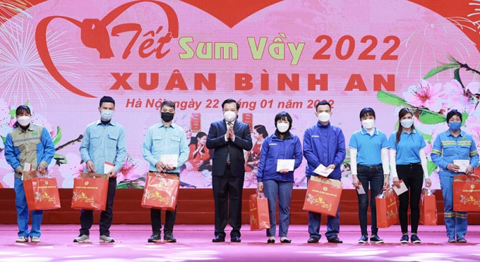 ha noi tang qua ve xe mien phi cho cong nhan ve que an tet nham dan hinh 1