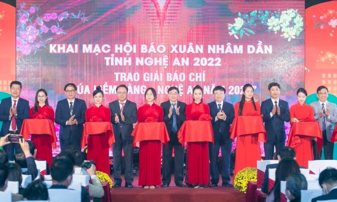 khai hoi bao xuan nham dan va trao giai bua liem vang tinh nghe an hinh 1