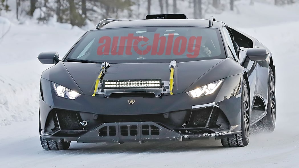 lo dien hinh anh lamborghini huracan sterrato dang chay thu nghiem tren duong tuyet hinh 1