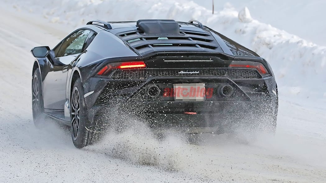 lo dien hinh anh lamborghini huracan sterrato dang chay thu nghiem tren duong tuyet hinh 3