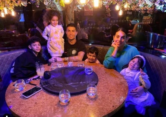 ronaldo ke khoanh khac vuong luoi tinh voi ban gai georgina rodriguez hinh 2