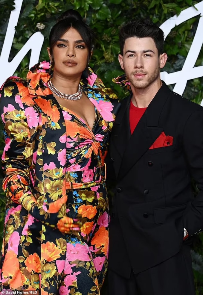 hoa hau the gioi priyanka chopra va chong tre co con nho phuong phap mang thai ho hinh 3