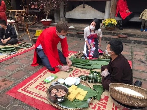 khach quoc te trai nghiem tet xu doai tai lang co duong lam hinh 1