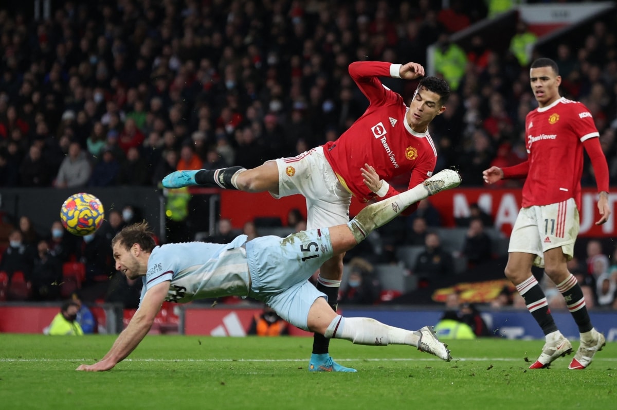 man utd lot top 4 premier league bang ban thang phut bu gio hinh 4
