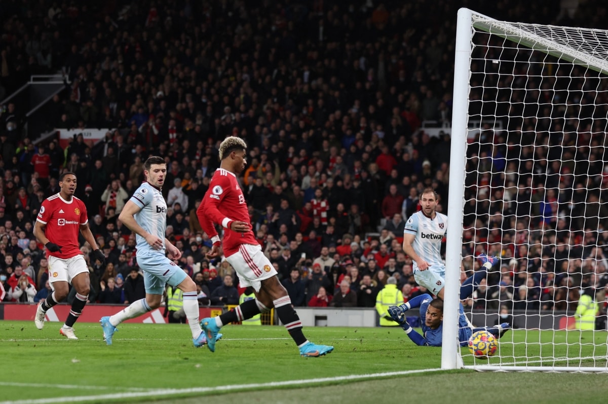 man utd lot top 4 premier league bang ban thang phut bu gio hinh 5
