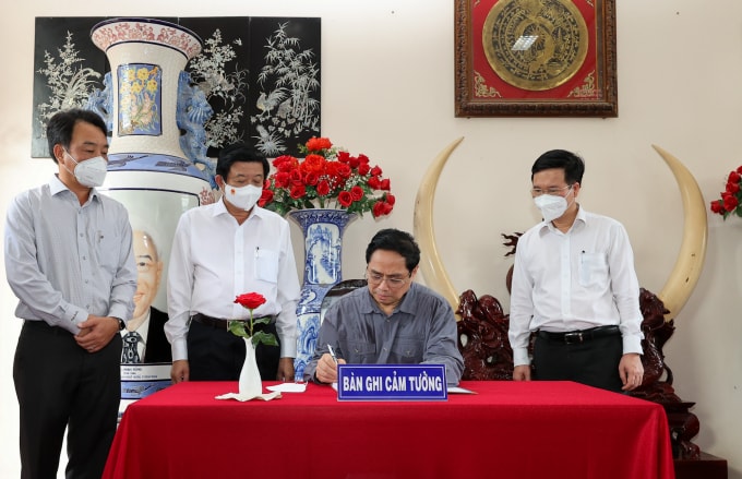 thu tuong dang huong tuong niem dong chi pham hung va dong chi vo van kiet hinh 2