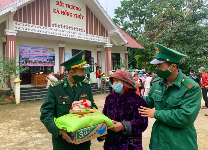 thua thien hue trao 450 suat qua tet cho nguoi dan vung bien gioi hinh 2