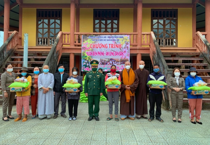 thua thien hue trao 450 suat qua tet cho nguoi dan vung bien gioi hinh 1