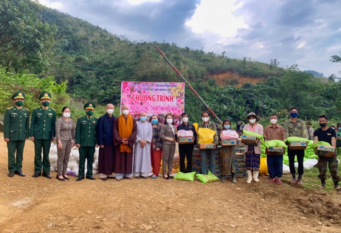 thua thien hue trao 450 suat qua tet cho nguoi dan vung bien gioi hinh 3