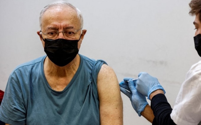 israel lieu vac xin covid thu tu giup nguoi gia chong lai benh tat gap 3 lan hinh 1