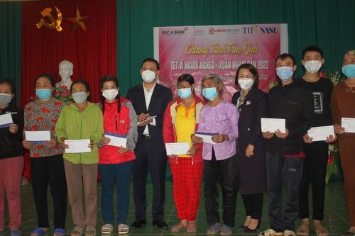 tap chi gia dinh viet nam trao tang hang tram phan qua tiep suc nguoi ngheo don tet hinh 1