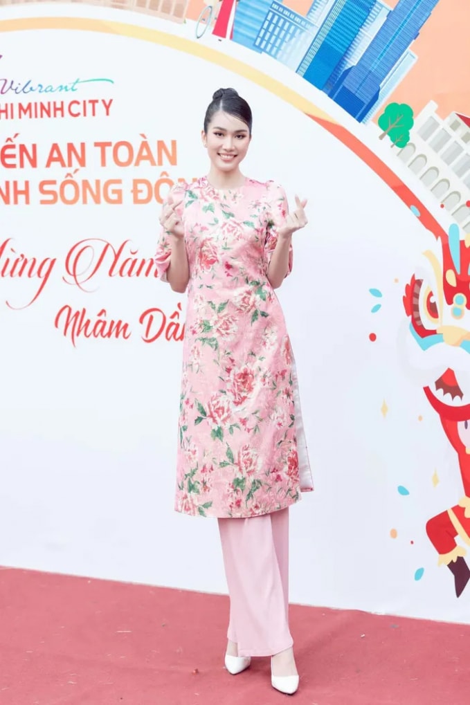 dan hoa hau a hau long lay trong ao dai tet hinh 3